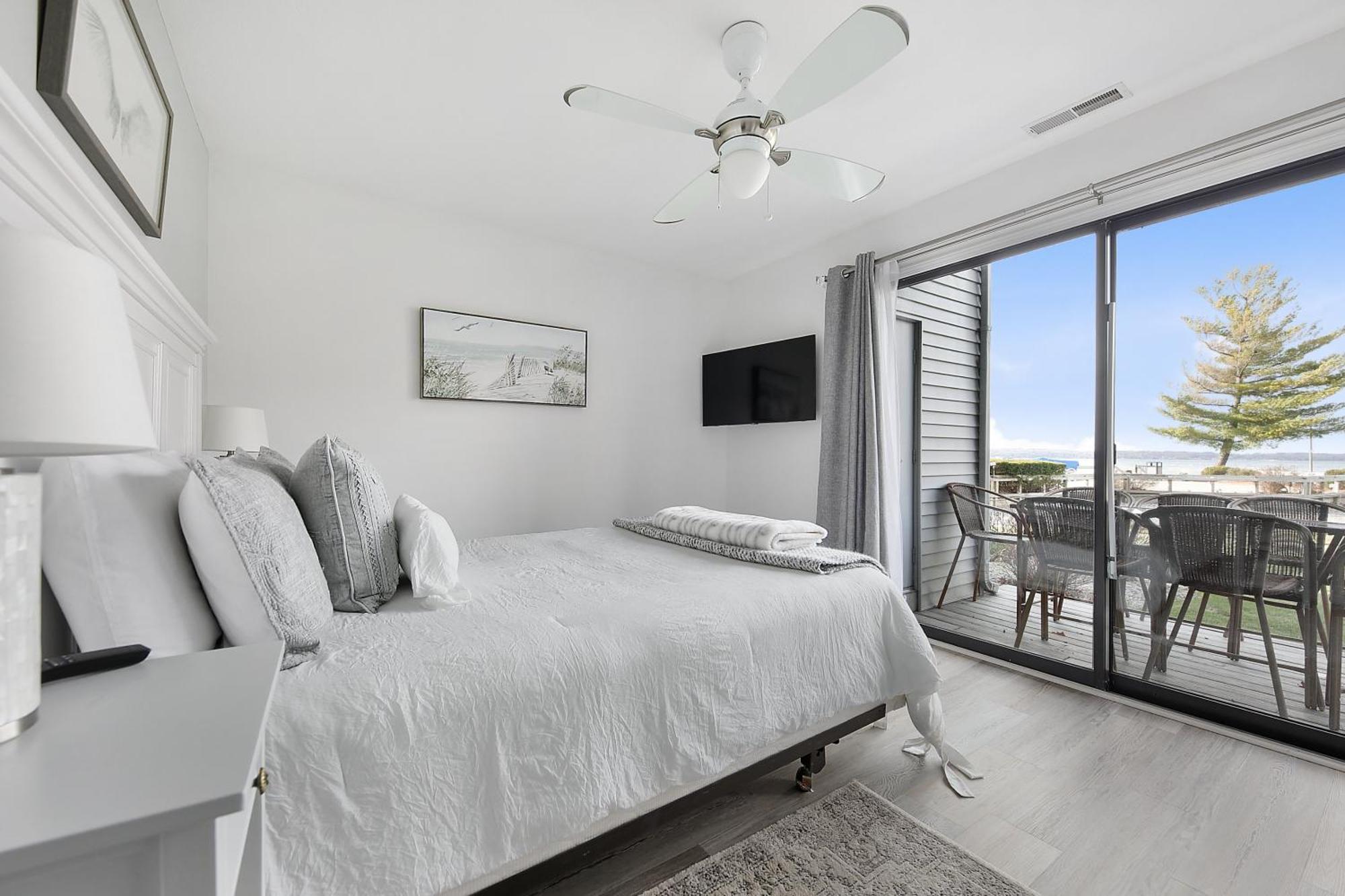 Gorgeous 2 Bedroom Lake View Condo Traverse City Dış mekan fotoğraf