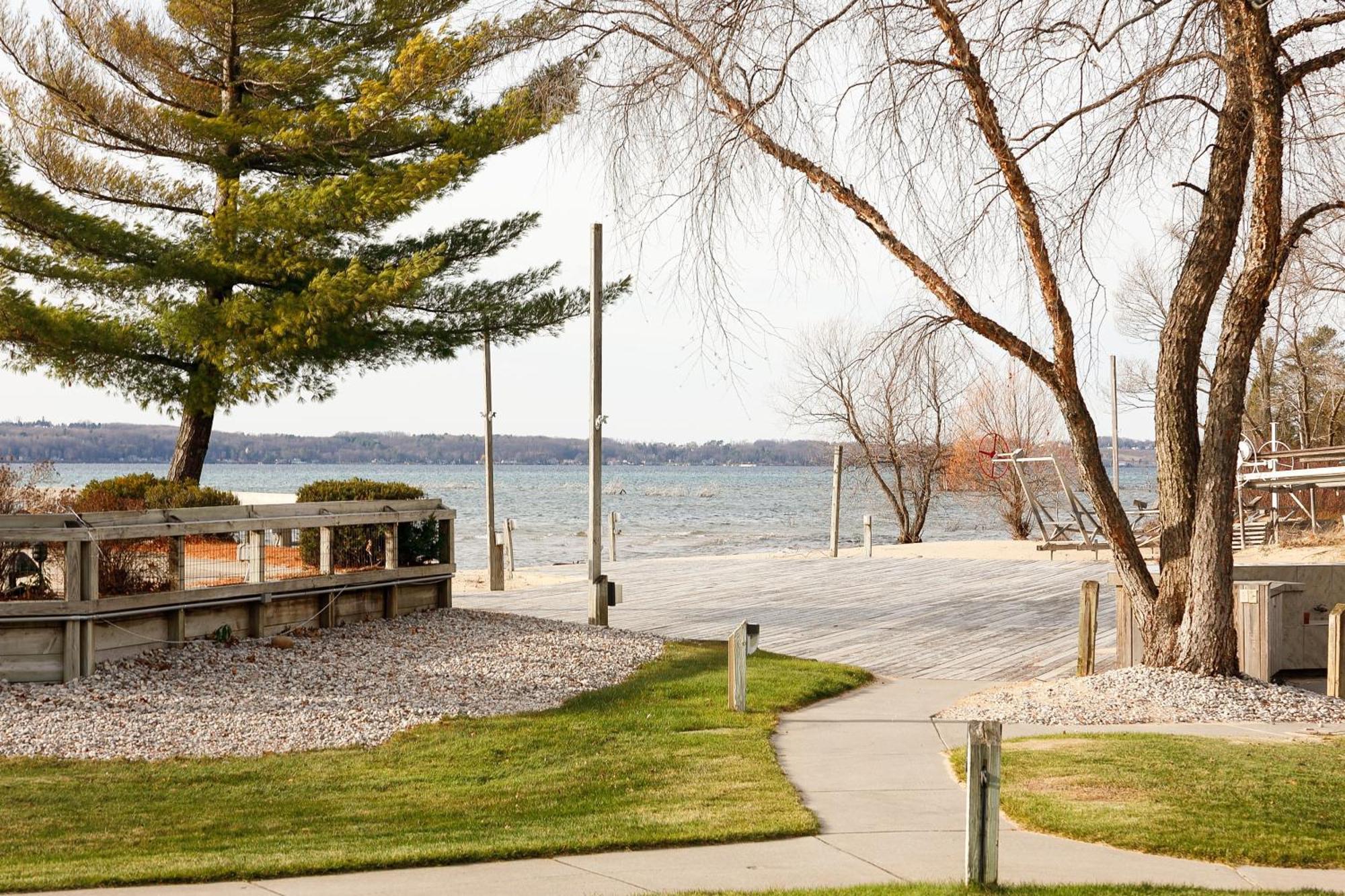 Gorgeous 2 Bedroom Lake View Condo Traverse City Dış mekan fotoğraf